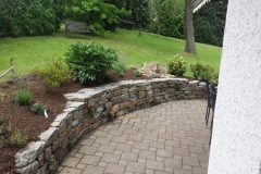 Natursteinmauer mit Garten