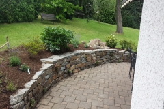 Natursteinmauer mit Garten