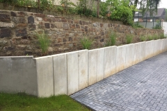Beton-LSteine-Mauer