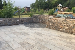Natursteinmauer mit Terrasse