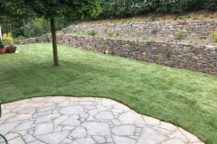 Natursteinmauer Garten Rollrasen